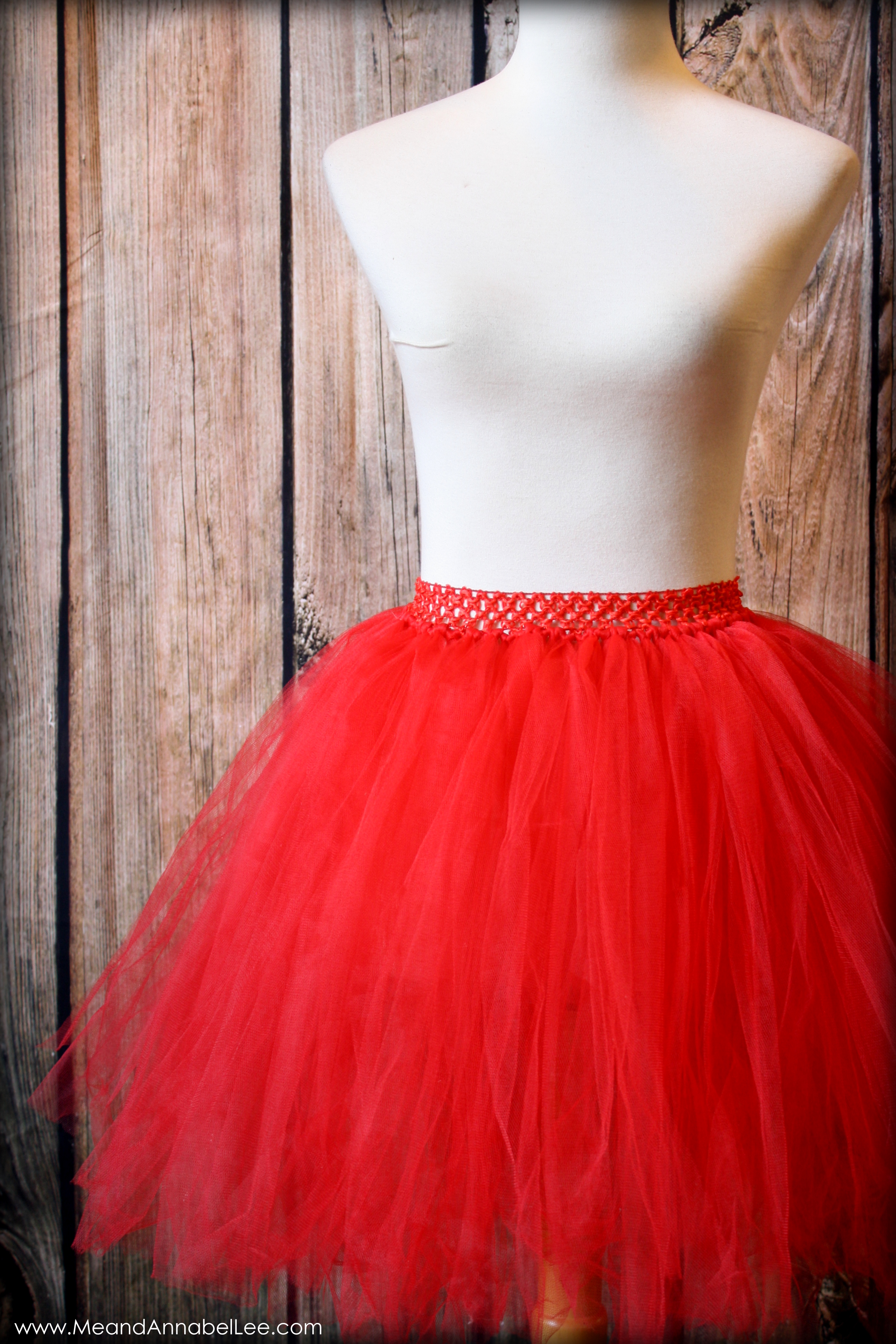Holiday Fashion - DIY Mrs Santa skirt - www.MeandAnnabelLee.com