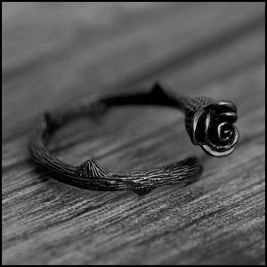 Valentine Gift Guide - Dark, Curious, Gothic Valentine's Day and Anti Valentine gift ideas for him and for her | Black Rose Ring | Goth Jewelry | Me and Annabel Lee